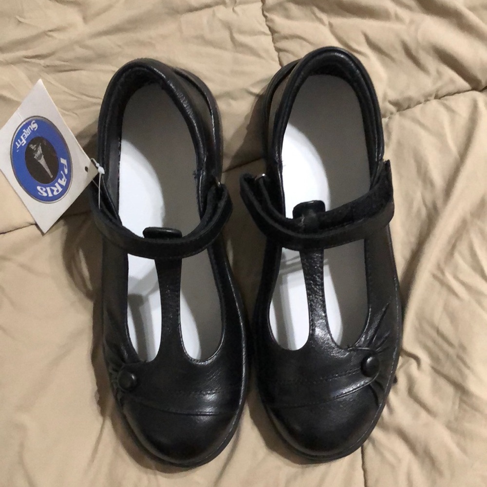 Sure fit black T strap flats NWT